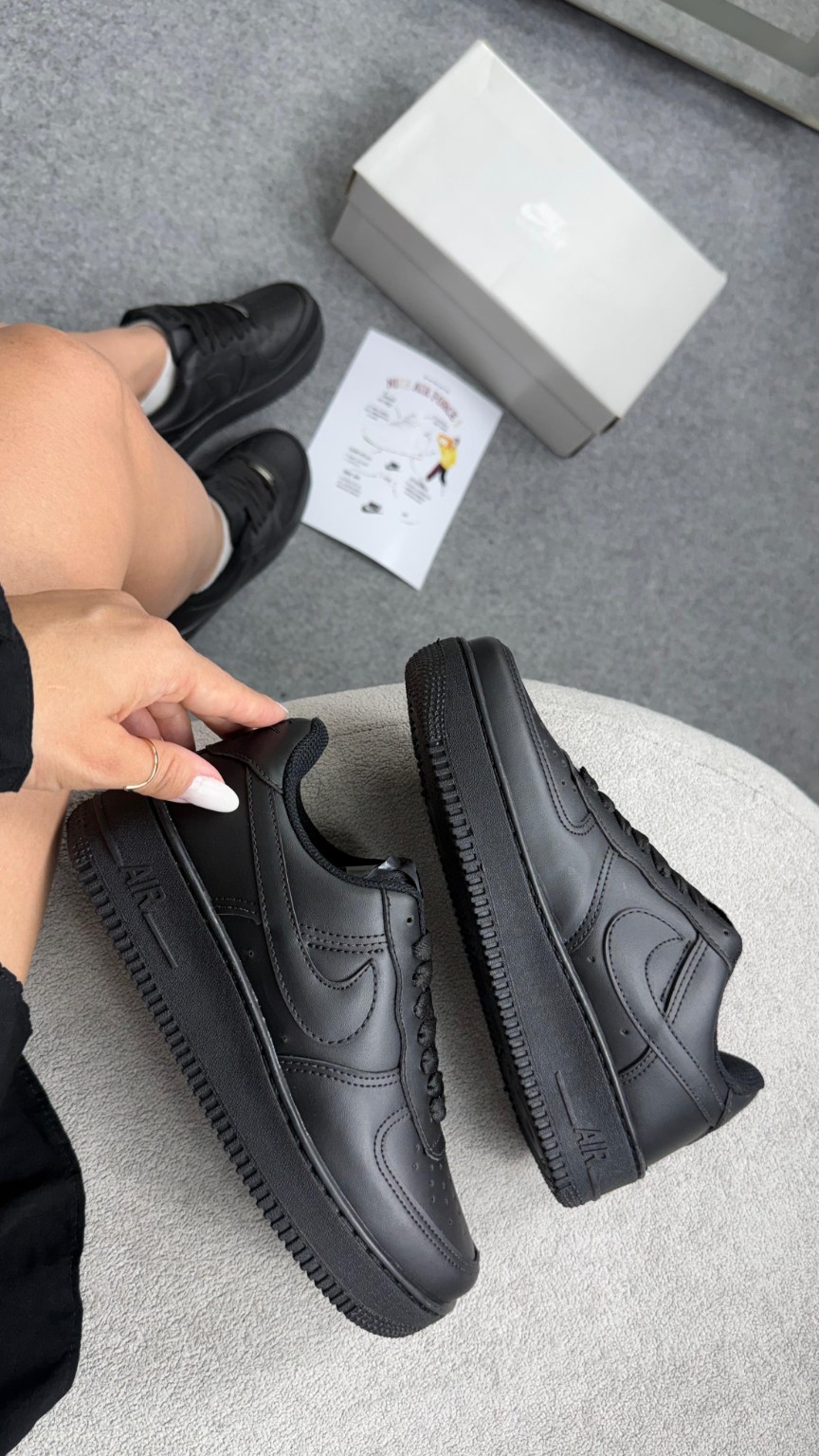 Sneaker negra clásica